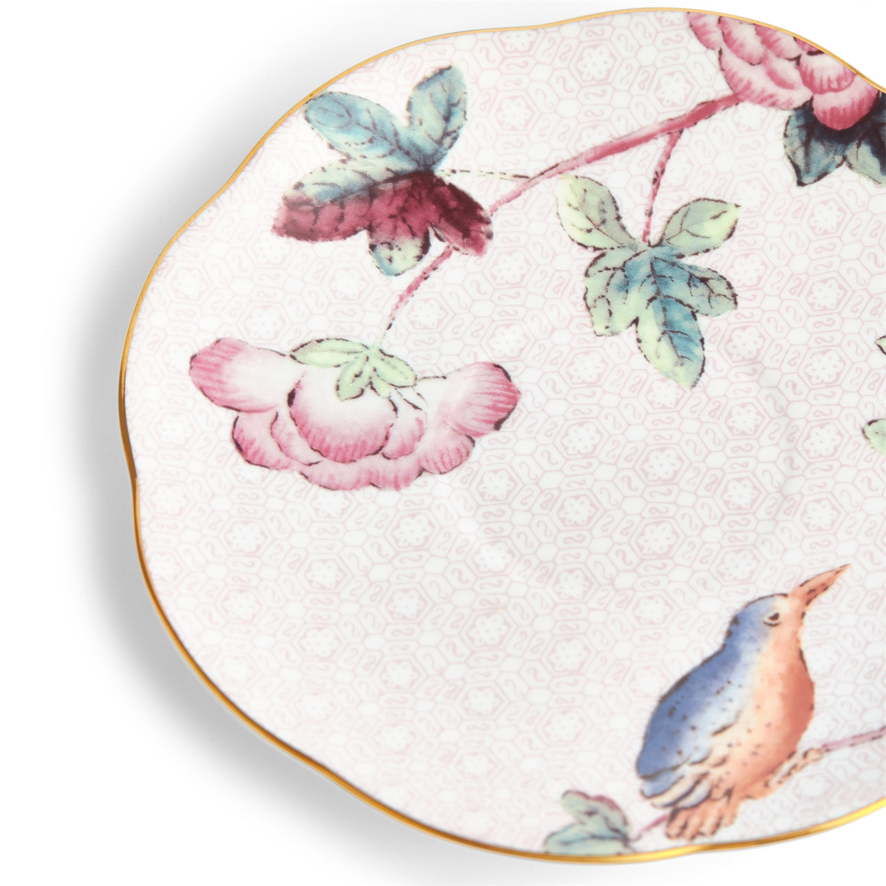 Primer plano del plato y taza de té Cuckoo Pink con diseño floral.