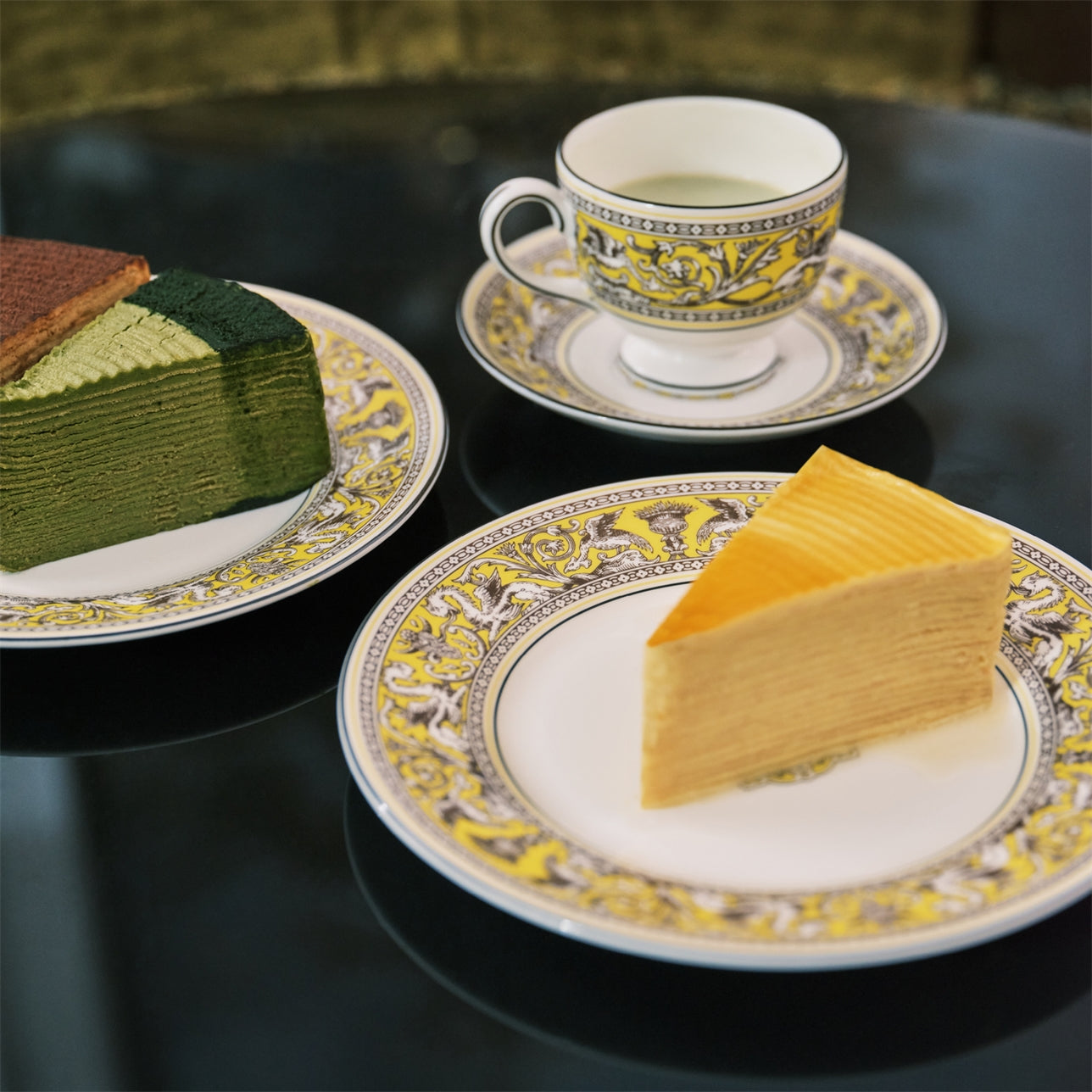 Mug Florentine Citron con bebida caliente, mostrando su vibrante color