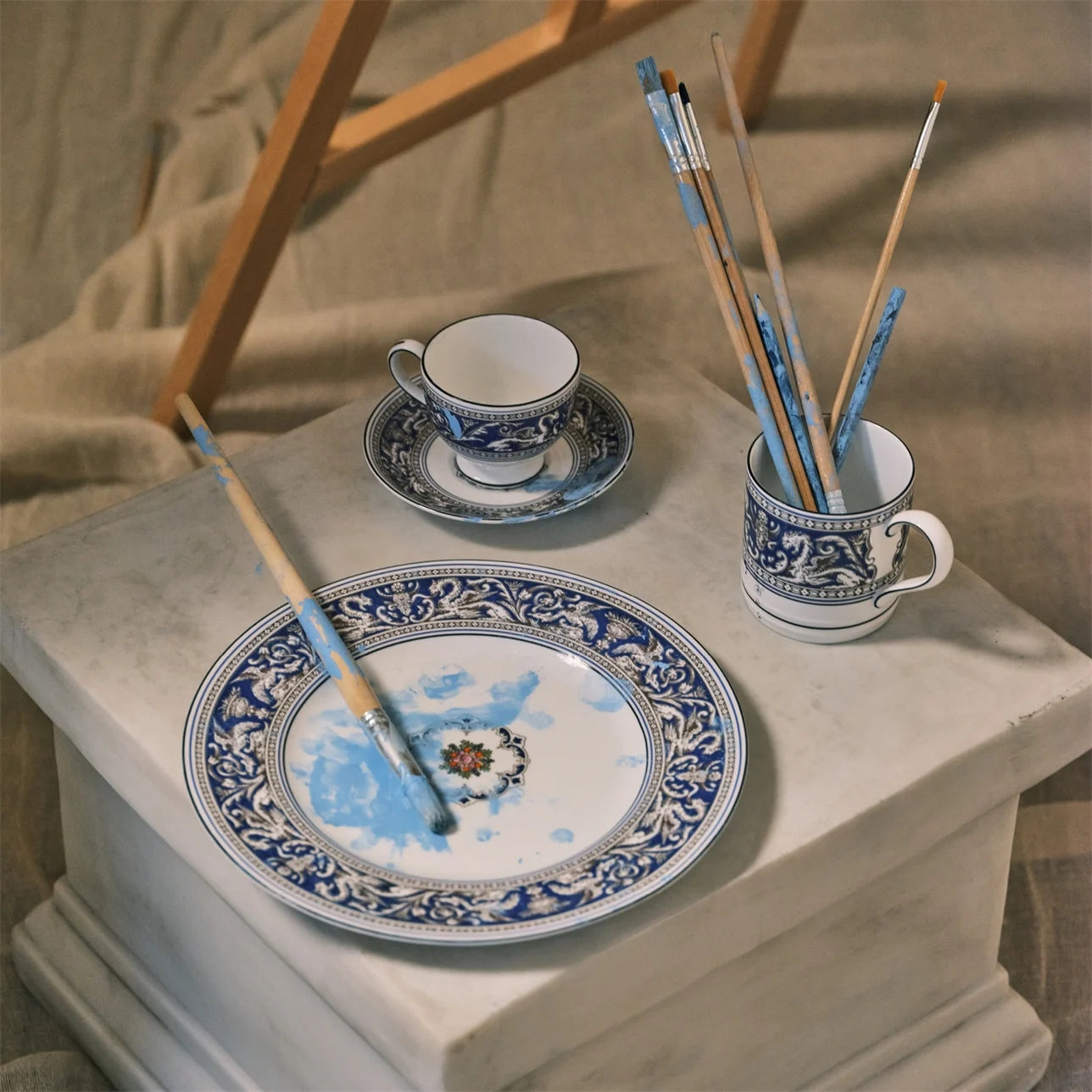 Set Florentine Marine de Wedgwood sobre mesa para pintar