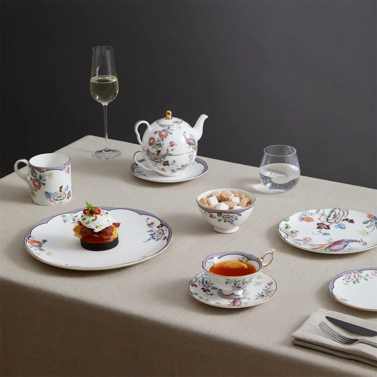 Presentación del set completo Fortune de Wedgwood sobre mesa con mantel