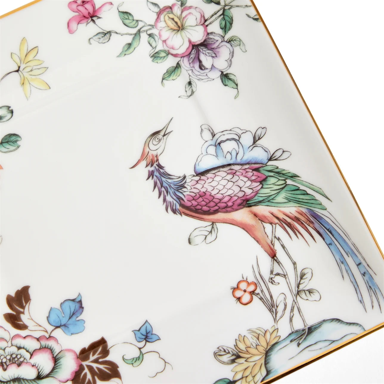 Detalle del Plato Fortune: elegante grulla y motivos chinoiserie