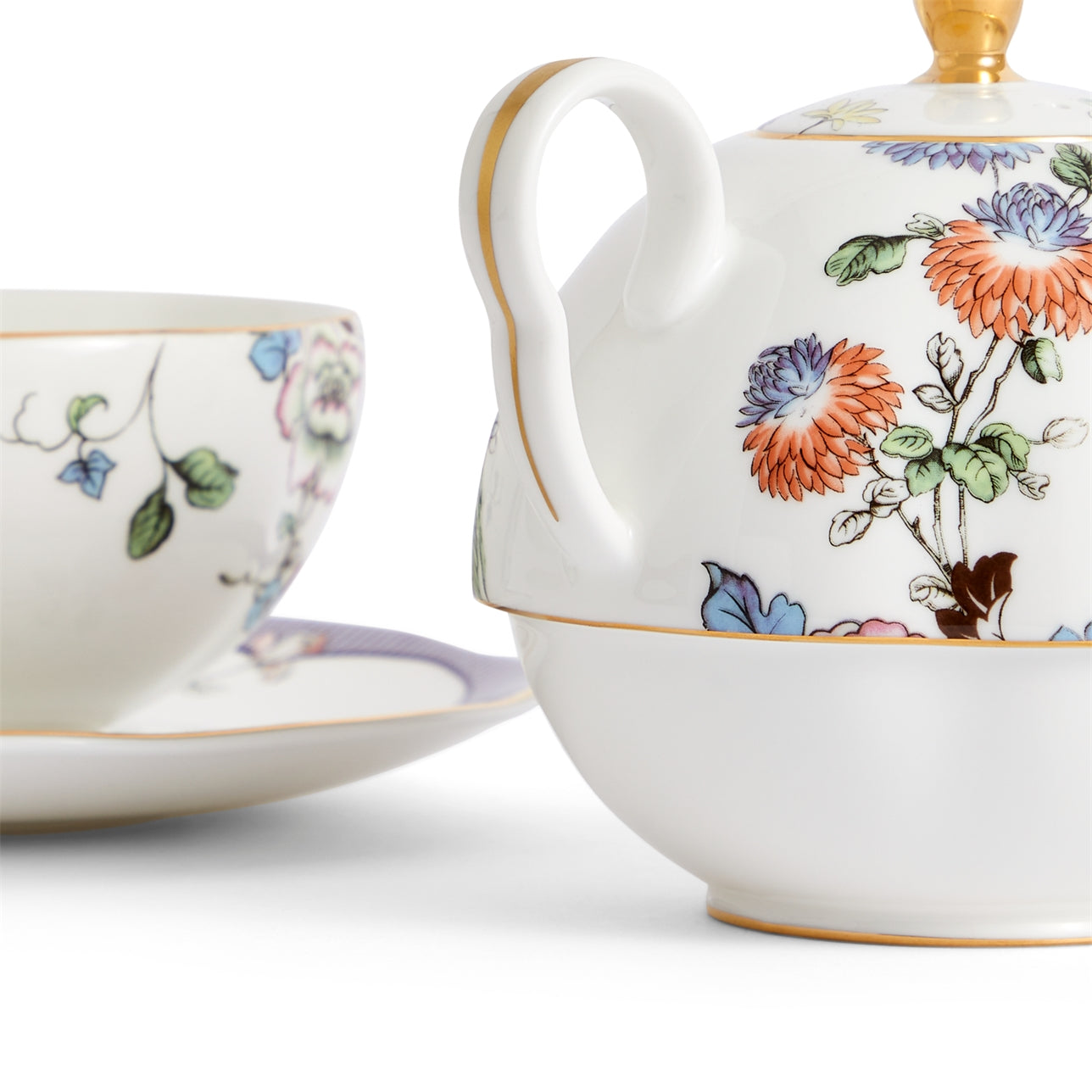 Detalle de la porcelana fina y diseño floral del juego de té.