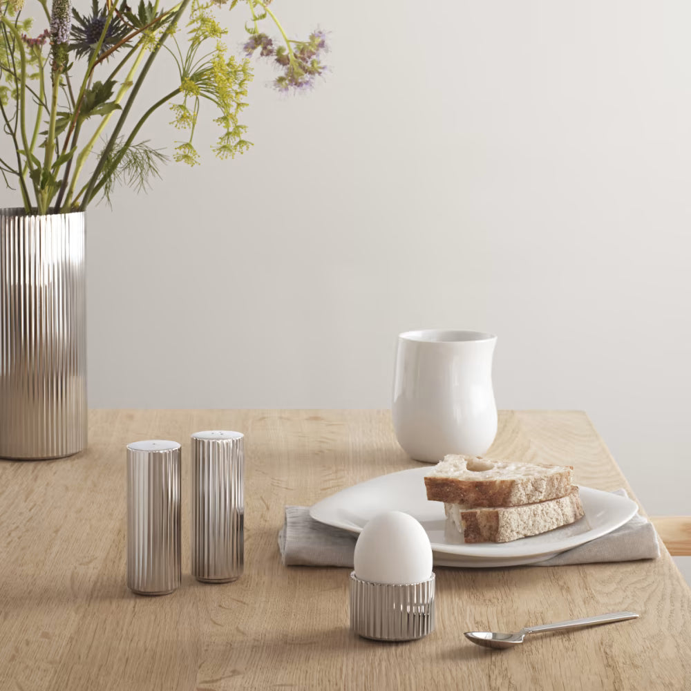 Fotografía de estilo de vida del florero grande Bernadotte, decorando una mesa de comedor elegantemente puesta.