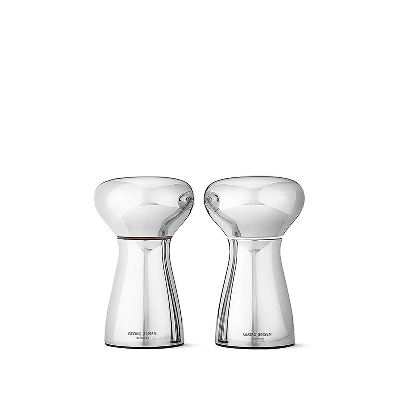 Set salero y pimentero pequeños Alfredo de Georg Jensen, mostrando el diseño elegante de acero inoxidable en una mesa de cocina moderna.
