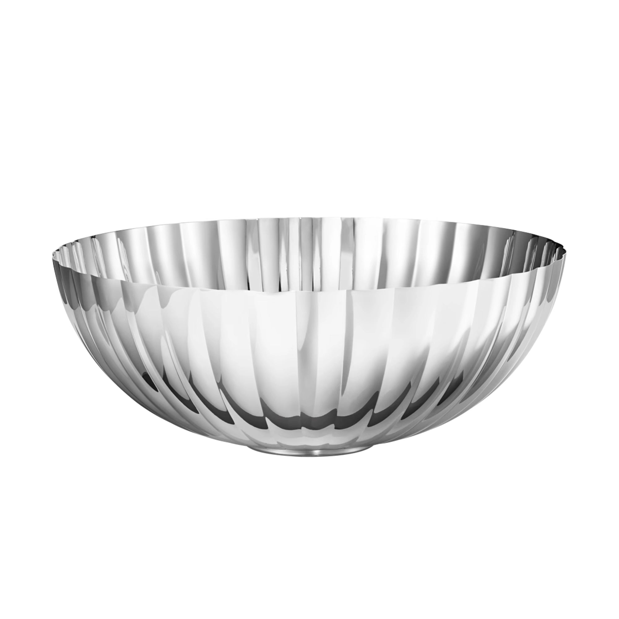 Primer plano del bowl Bernadotte, resaltando el brillo del acero inoxidable pulido a espejo y las estrías verticales.