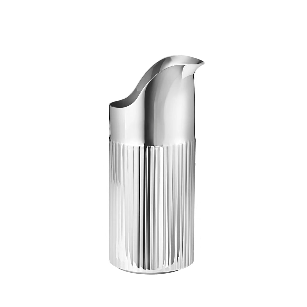 Cremera Bernadotte de Georg Jensen, mostrando el diseño estriado y pulido sobre una mesa.
