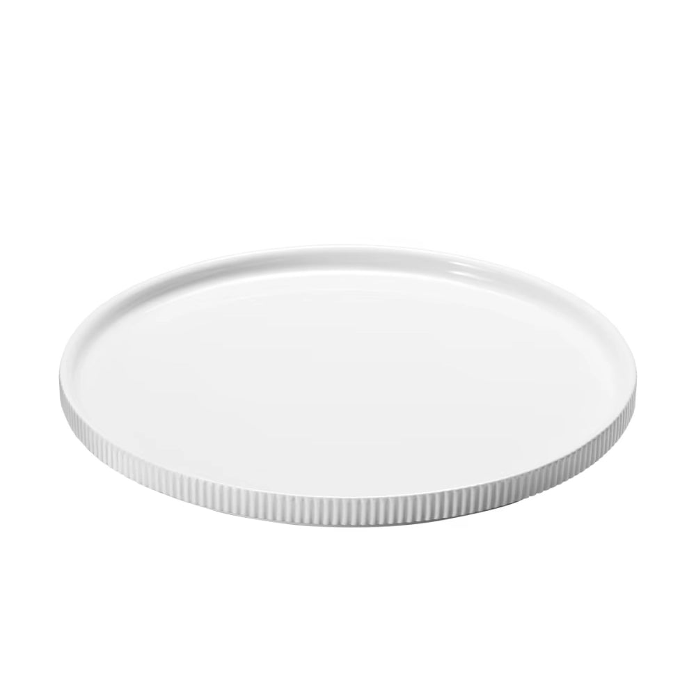 Primer plano del plato Bernadotte, resaltando el acabado de la porcelana y las estrías.
