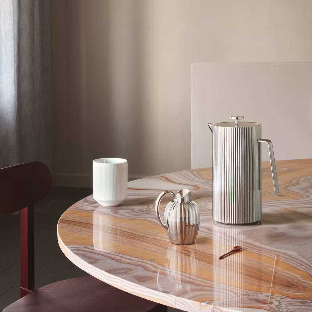 Fotografía de estilo de vida de la prensa francesa Bernadotte, servida en una mesa con tazas de café.