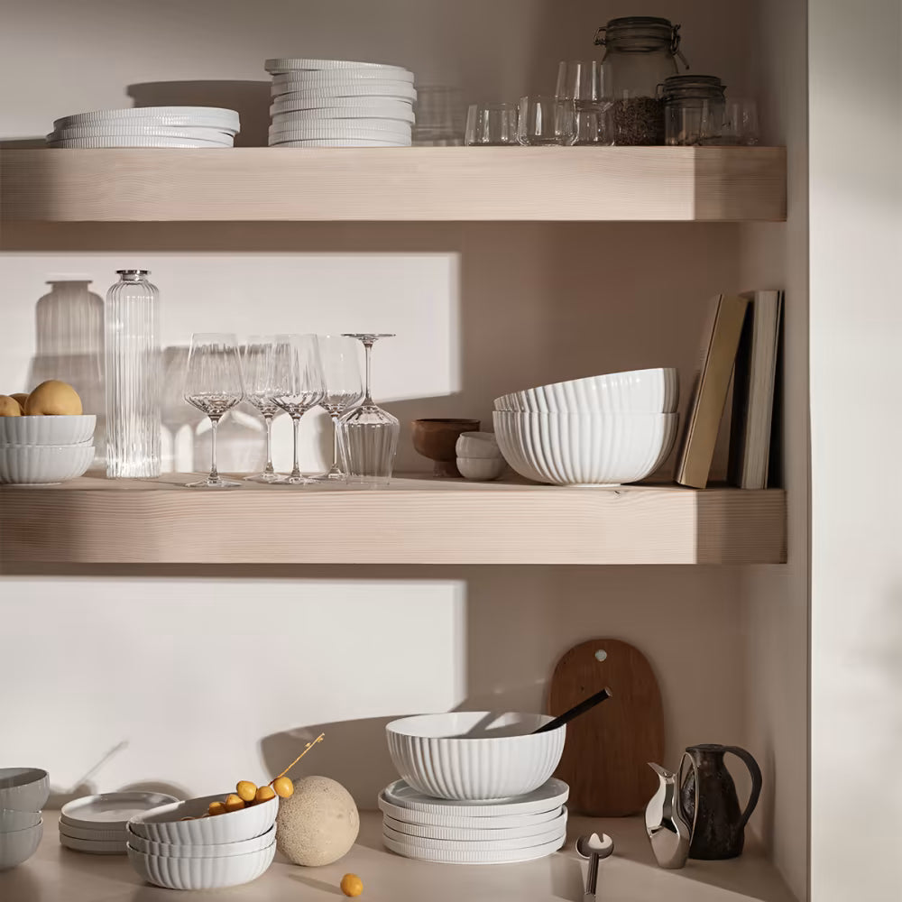 Ensaladera Bernadotte de Georg Jensen, mostrando el diseño estriado y blanco en una cocina elegante.