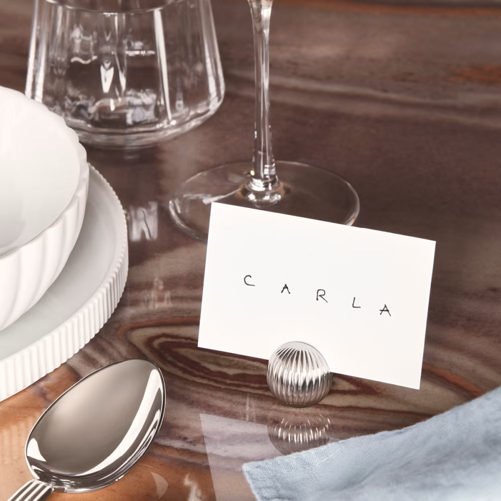 Fotografía de estilo de vida del set porta tarjetas Bernadotte, usados para asignar asientos en una mesa elegantemente puesta.