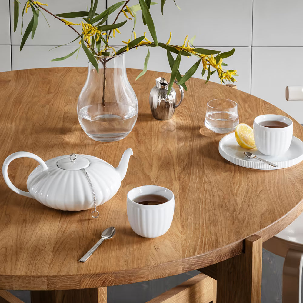 Fotografía de estilo de vida del set de mugs Bernadotte, usados para servir café en una mesa de desayuno.