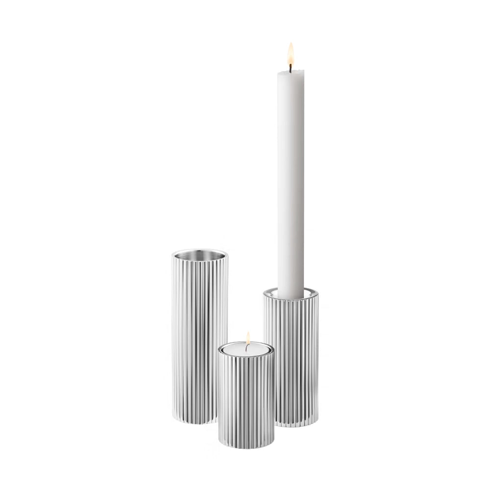 Primer plano de un candelabro Bernadotte, destacando el brillo del acero inoxidable pulido a espejo y el diseño estriado.