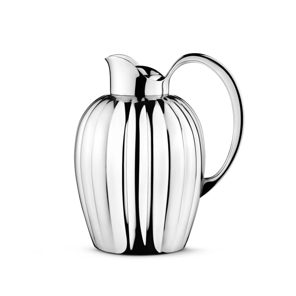 Jarra termo 1L Bernadotte de Georg Jensen, mostrando el diseño estriado y pulido.
