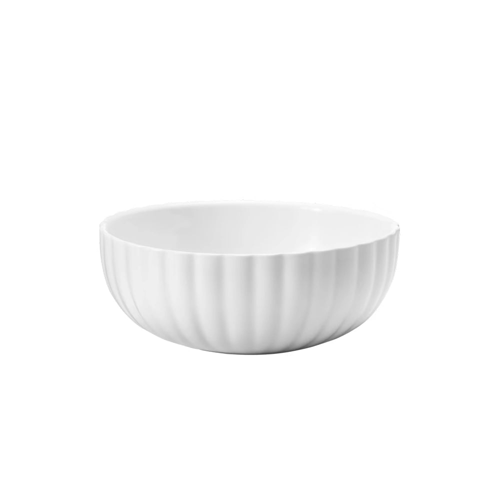 Primer plano del bowl Bernadotte, resaltando el acabado de la porcelana y las estrías.