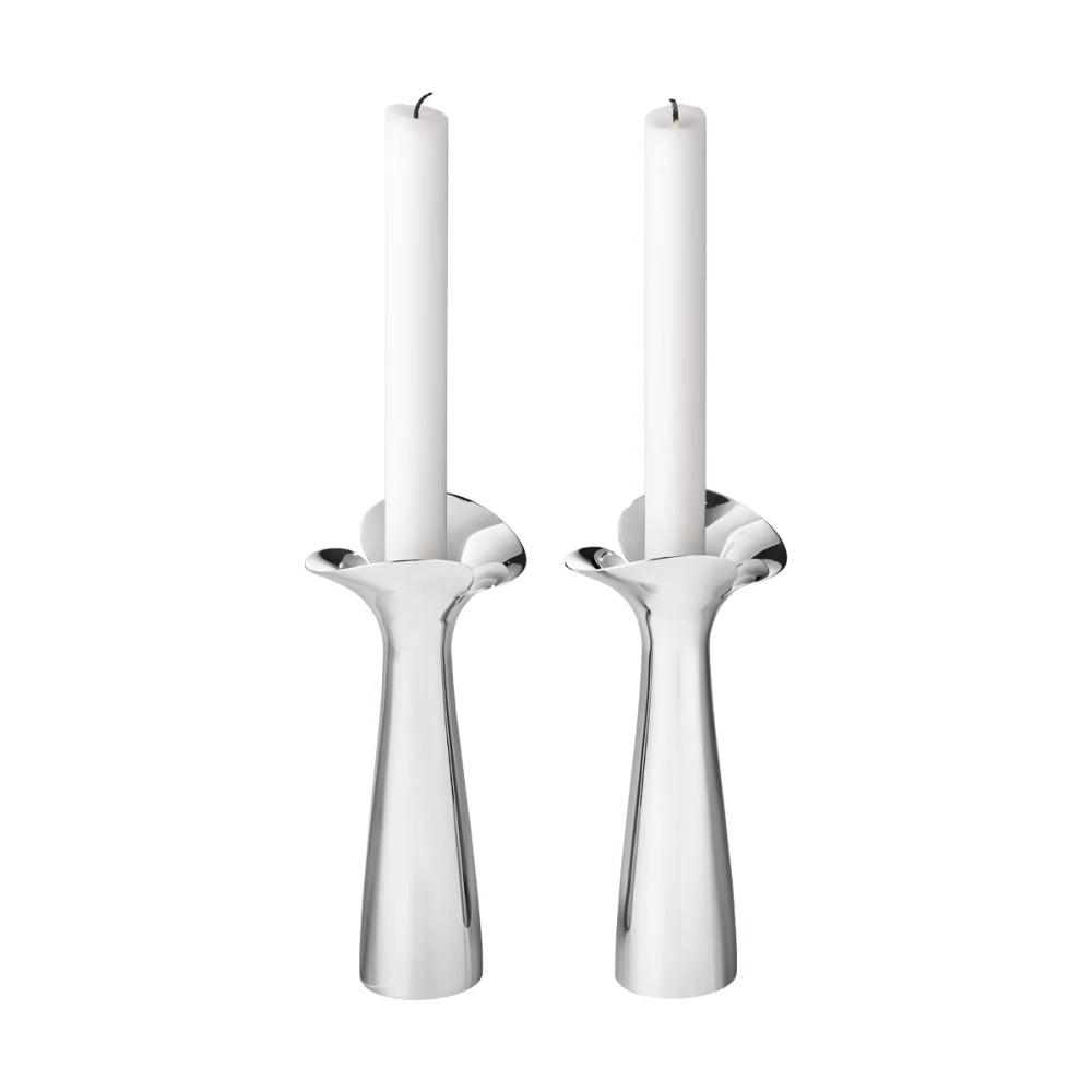 Primer plano de un candelabro Botánica Bloom, destacando el brillo del acero inoxidable pulido a espejo y la forma orgánica.