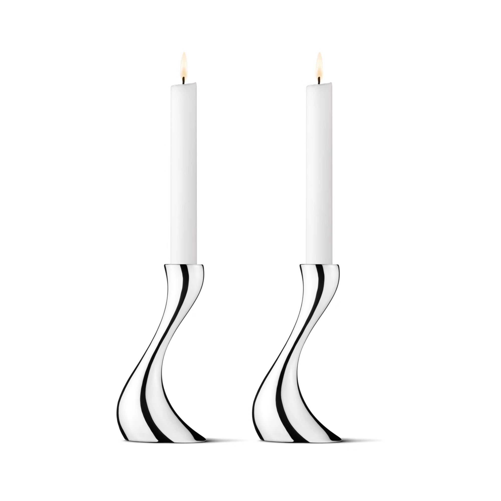 Primer plano de un candelabro Cobra, destacando el brillo del acero inoxidable pulido a espejo y la forma orgánica.