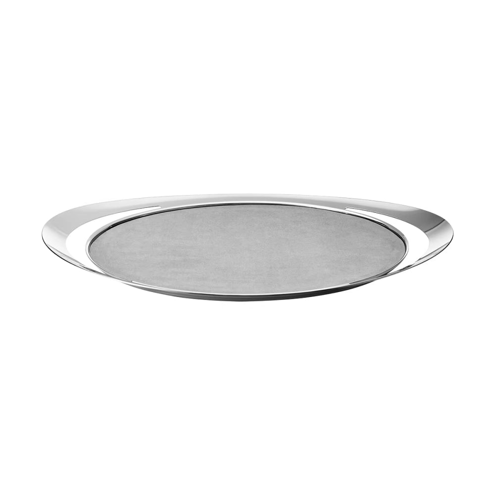 Charola de servir Cobra de Georg Jensen, mostrando el diseño curvo y pulido con su base en cuero.