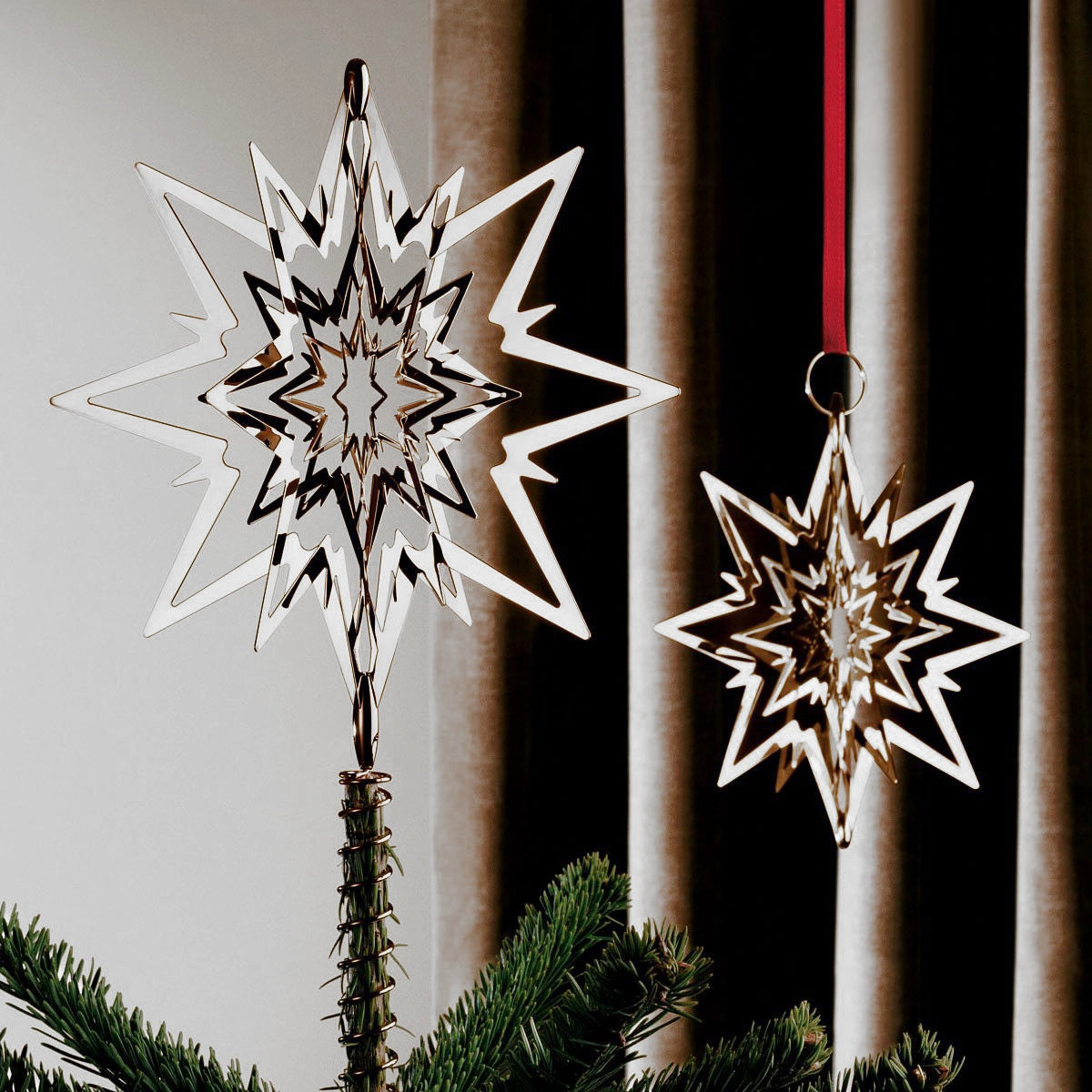 Estrella árbol Christmas de Georg Jensen, mostrando el accesorio para colgar en la punta de un árbol de Navidad.