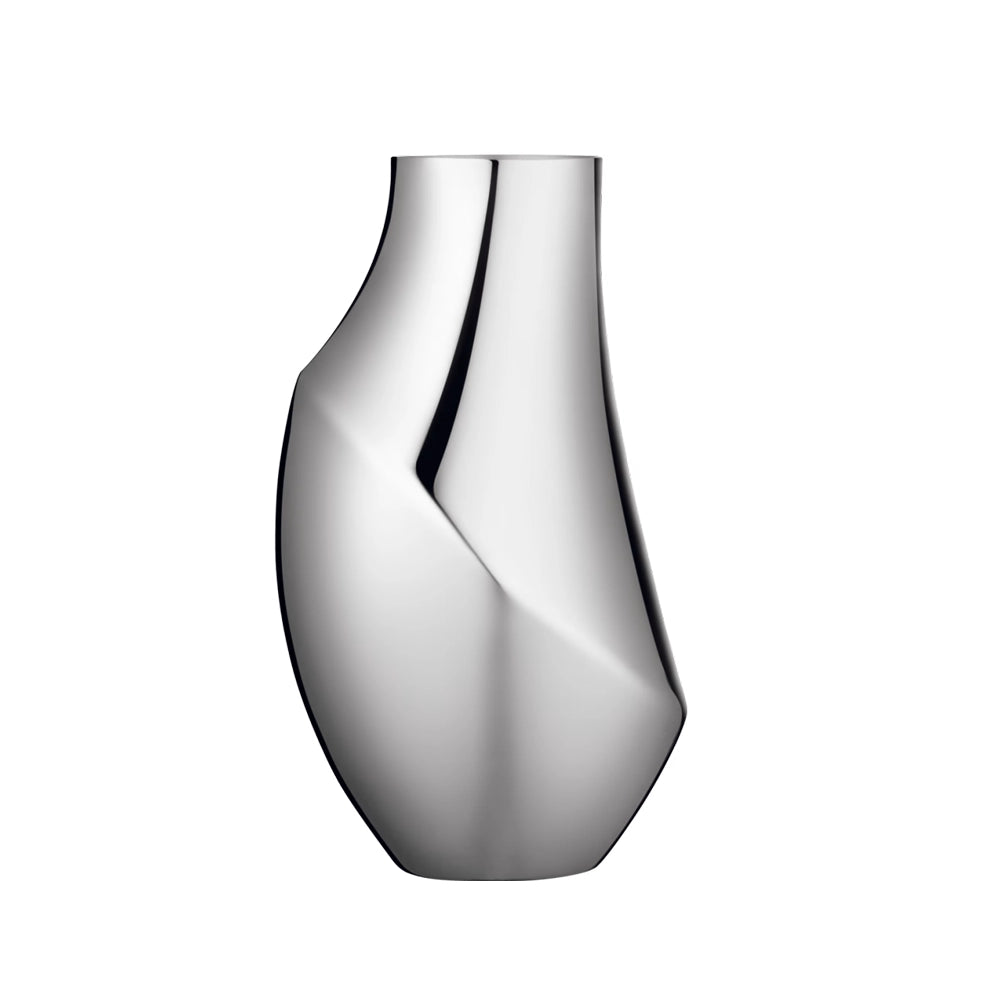 Primer plano del florero Flora, resaltando el brillo del acero inoxidable pulido a espejo y las líneas limpias.