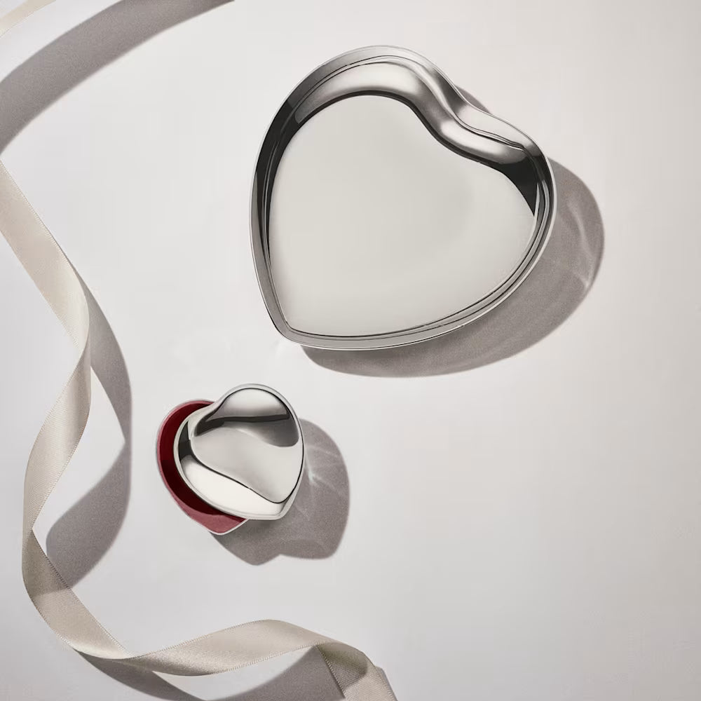 Caja corazón Heart de Georg Jensen, mostrando el diseño pulido y la forma romántica.