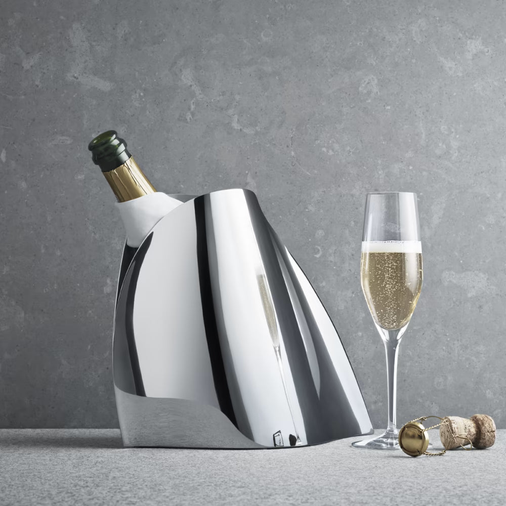 Fotografía de estilo de vida de la cubitera Indulgence, utilizada en una fiesta de celebración con copas de champán.