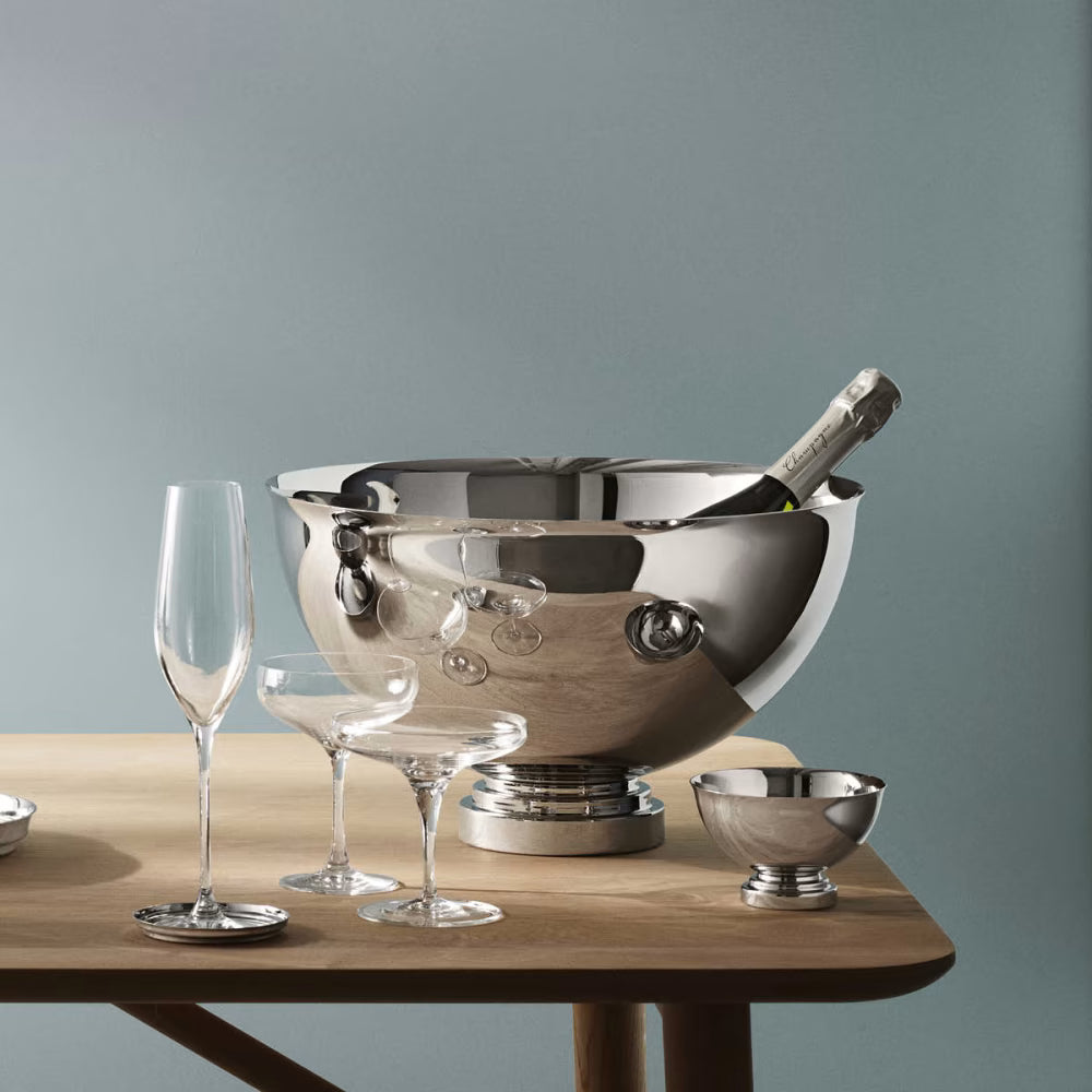Fotografía de estilo de vida del bol para champaña Manhattan, utilizado en una fiesta con hielo enfriando una botella de Champagne.