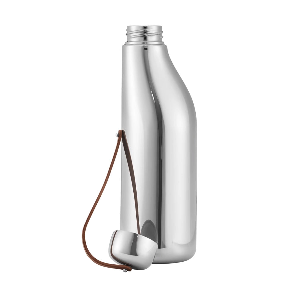 Botella de agua Sky 0,5L de Georg Jensen, mostrando el diseño asimétrico y pulido.