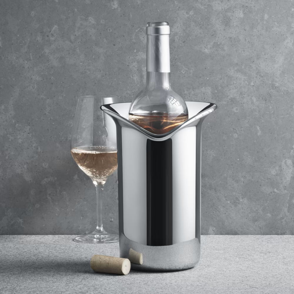 Fotografía de estilo de vida del wine cooler Wine & Bar, usado para servir vino en una cena.