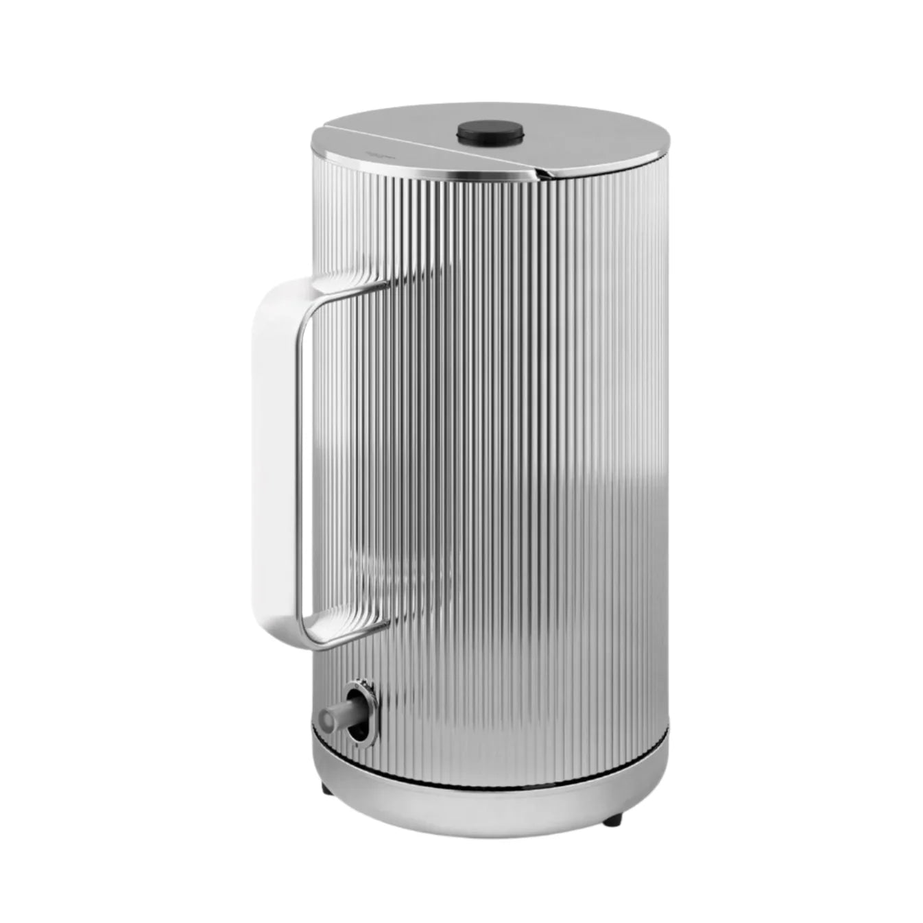 Primer plano de la tetera Bernadotte, resaltando el brillo del acero inoxidable y la manija ergonómica.