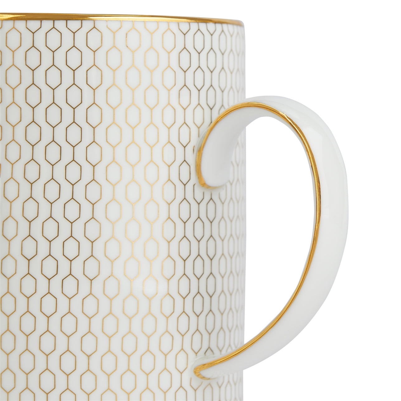 Detalle del Mug Gio Gold con decoraciones geométricas y oro de 22 quilates.