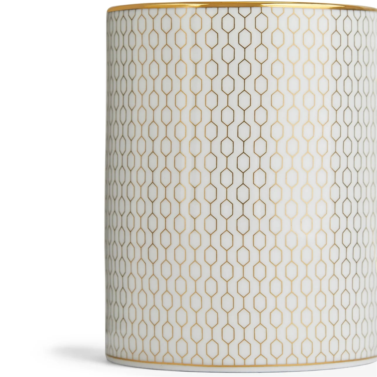 Detalle del Mug Gio Gold con decoraciones geométricas y oro de 22 quilates.