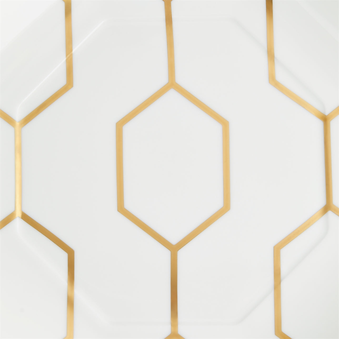 Detalle del plato octagonal Gio Gold y su banda dorada.