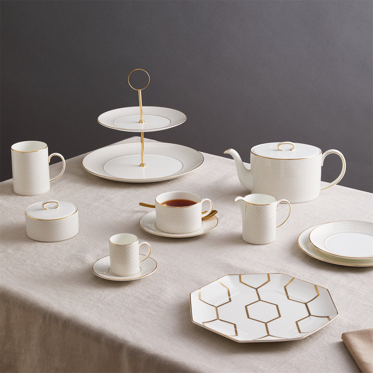 plato octogonal y set Gio Gold ideal para servir con estilo y sofisticación