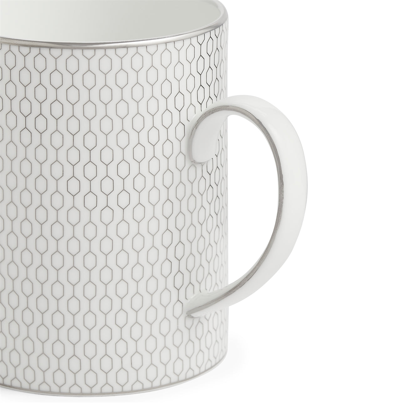 Primer plano del MUG GIO PLATINUM mostrando su diseño elegante.