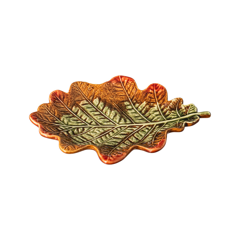 Plato de Pan Gudrun de Bordallo Pinheiro, mostrando su forma de hoja irregular y los tonos cálidos del esmalte otoñal.