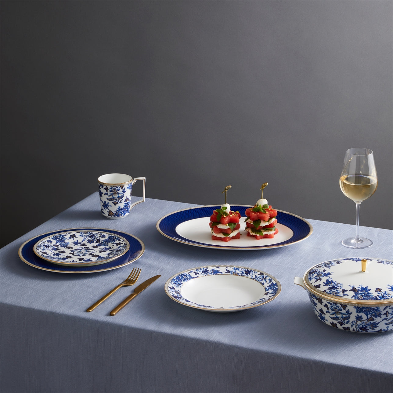 Diseño de flores exóticas azules en el plato principal Hibiscus de Wedgwood.