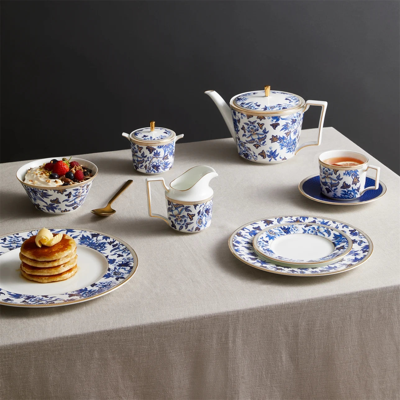 Jarra de leche Cremera Hibiscus elegante con asa angular.