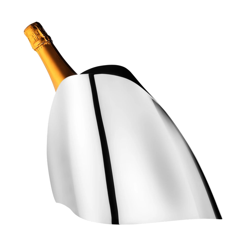 Cubitera Champagne Cooler Indulgence de Georg Jensen, mostrando el diseño asimétrico y pulido con una botella de champán.