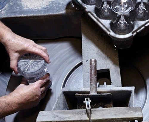 Artesano de Julia Crystal, soplado de vidrio y manufactura para crear una pieza de cristal.