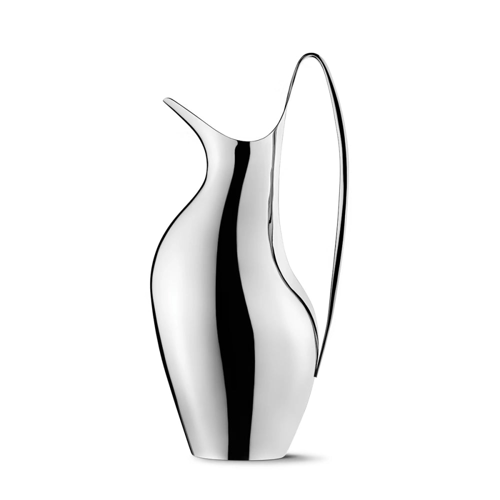 Jarra de servicio de 1.2 litros de la colección Koppel de Georg Jensen en acero inoxidable pulido a espejo, mostrando su silueta orgánica asimétrica.