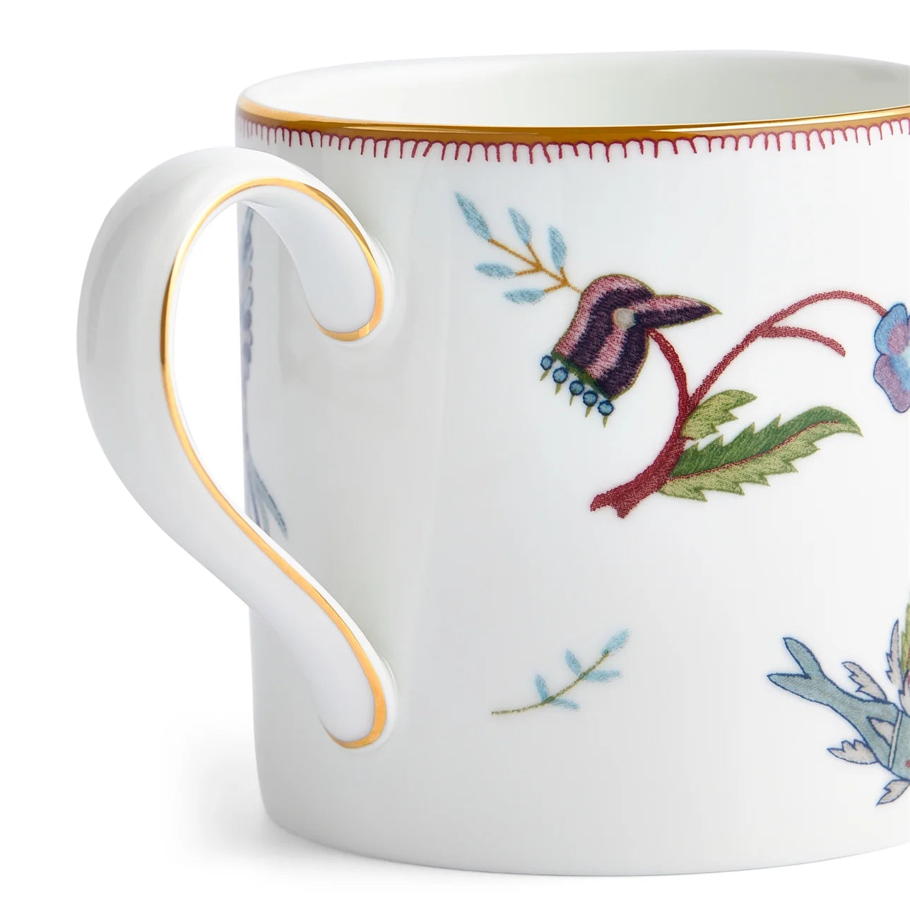 Detalle de las criaturas míticas y banda dorada en la taza Kit Kemp
