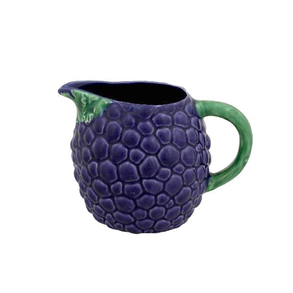 Jarra Uvas de Bordallo Pinheiro, mostrando su cuerpo texturizado de uvas moradas y el asa verde en forma de vid.