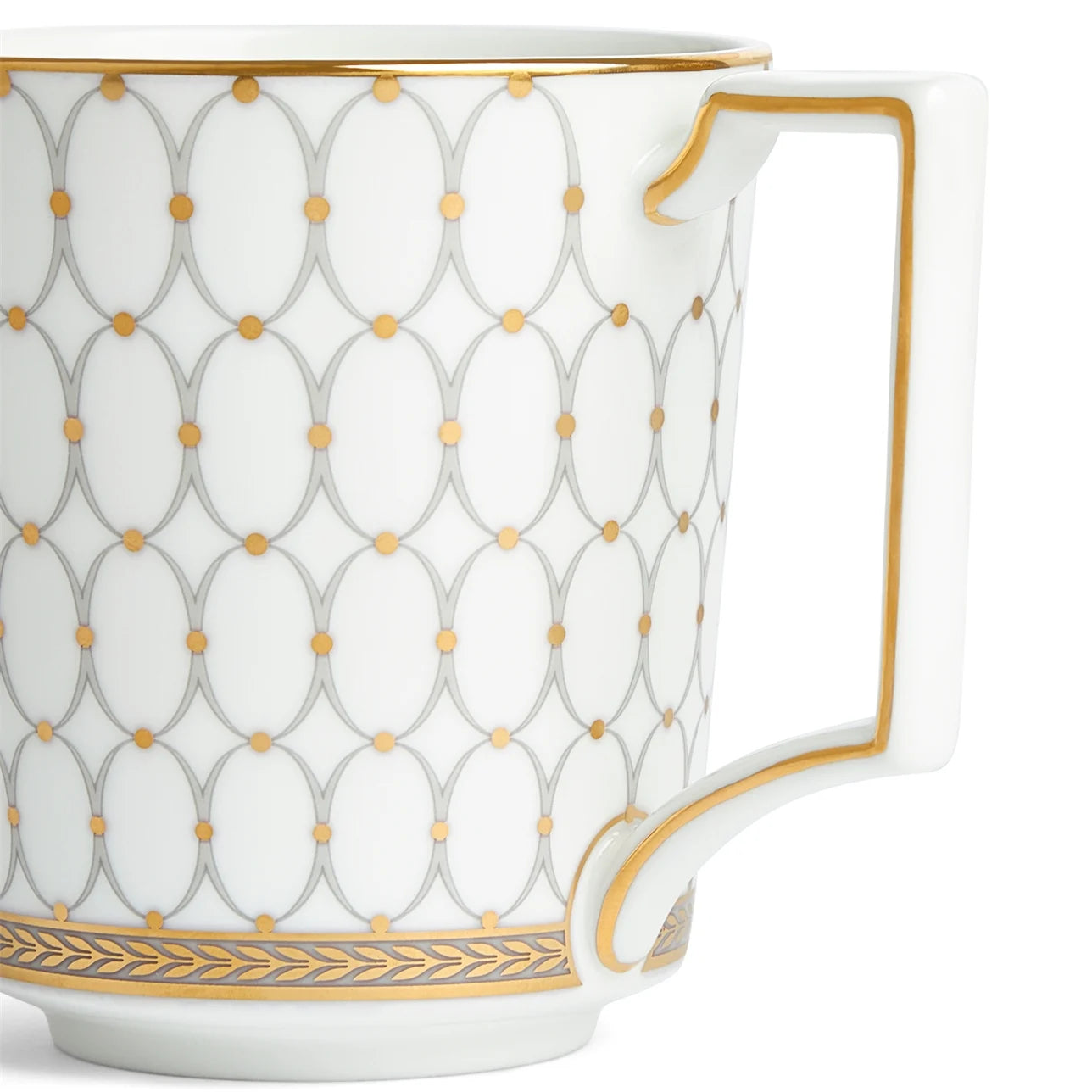Detalle del Mug Dorado Renaissance Grey con ornamentos dorados.
