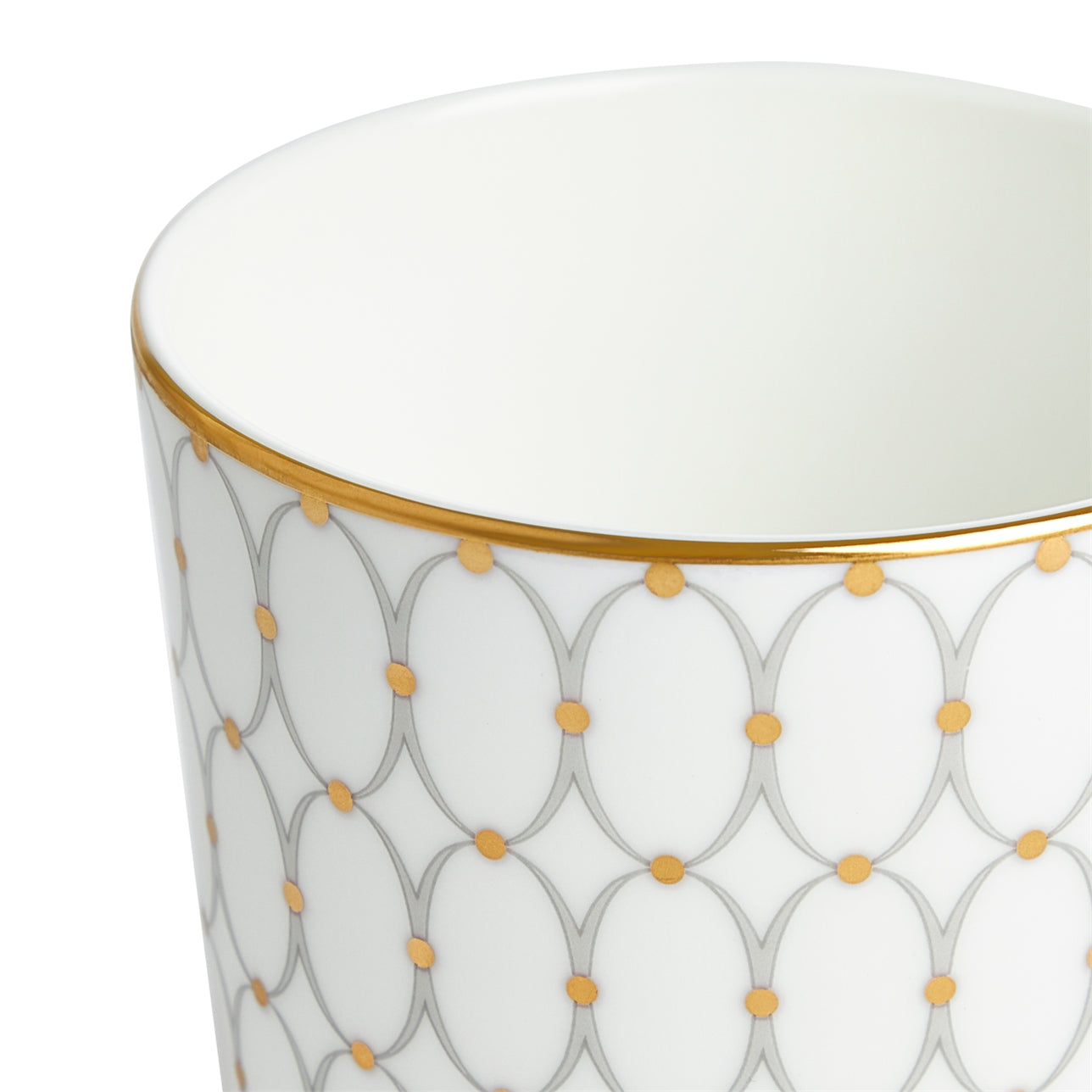 Detalle del Mug Dorado Renaissance Grey con ornamentos dorados.