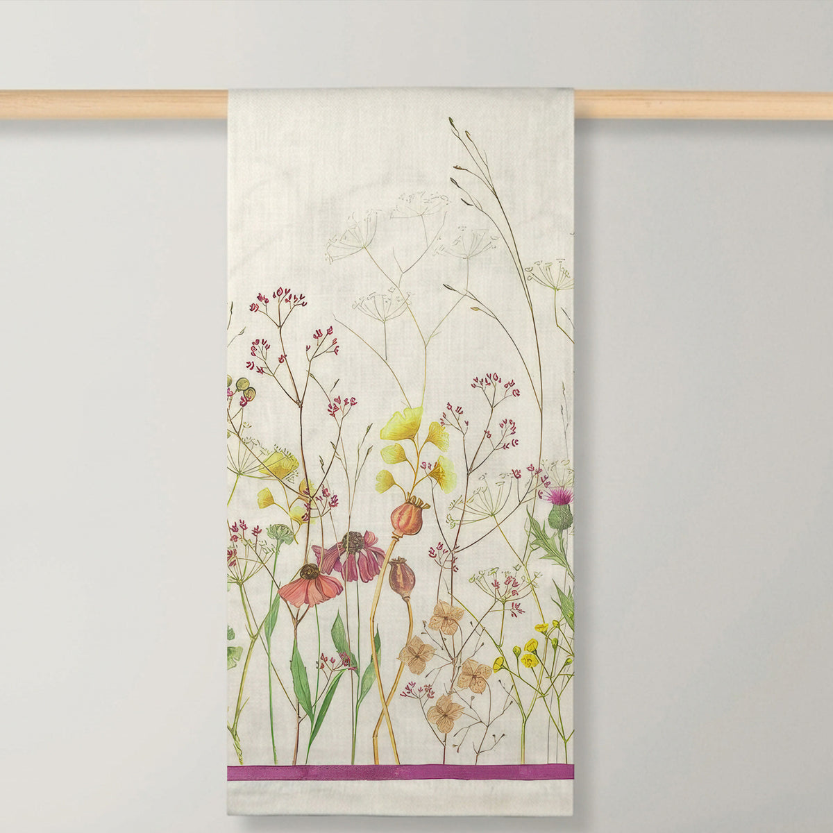 Vista completa del mantel Selvatica en 100% lino puro italiano con estampado botánico de vegetación silvestre de Tessitura Toscana Telerie en Oporto Mesa y Cocina.
