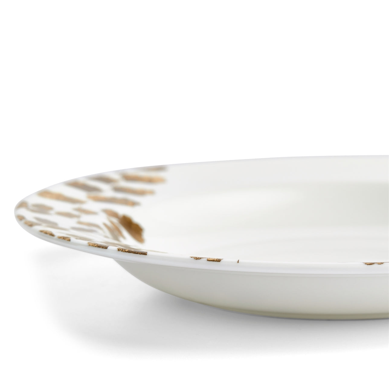 Plato Hondo Jardín Vera Wang en una mesa, listo para servir.