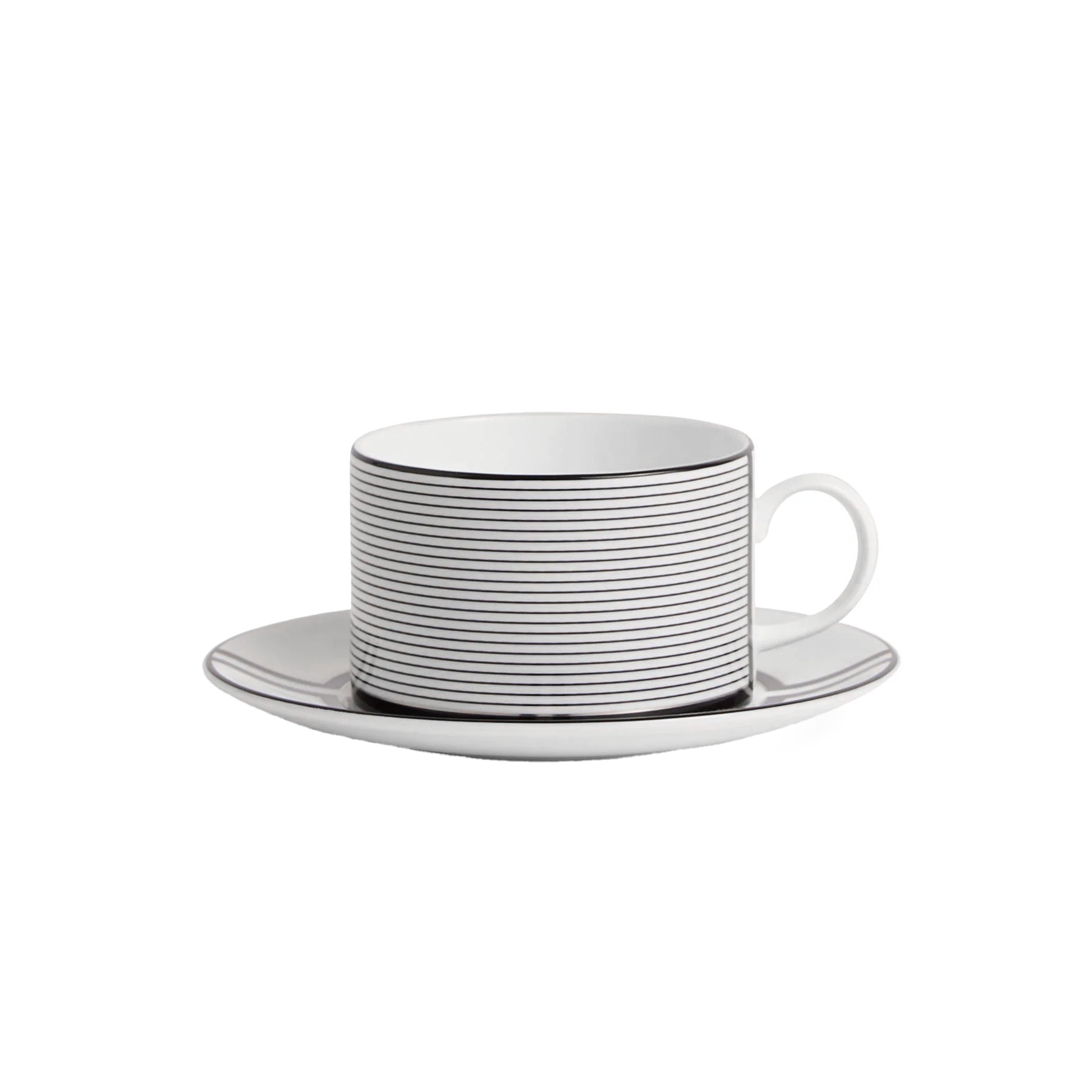 Vista en ángulo del set de taza de té con plato Luxe Graphite en Fine Bone China diseñado por Vera Wang para Wedgwood en Oporto Mesa y Cocina.