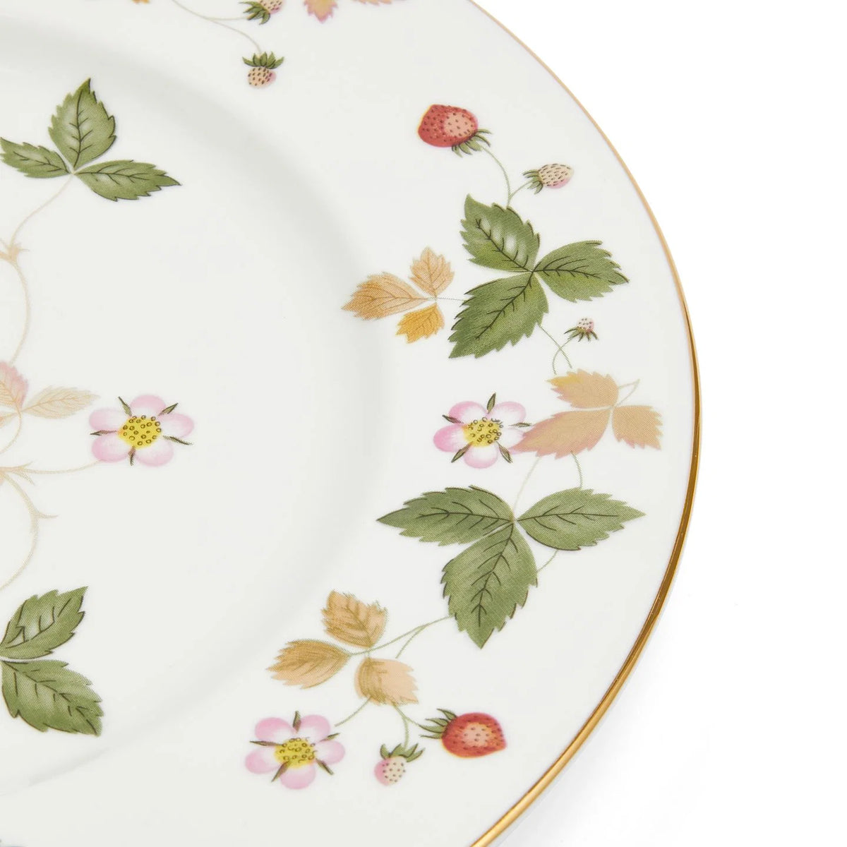Detalle de los platos mostrando las ilustraciones de fresas silvestres de Wedgwood.