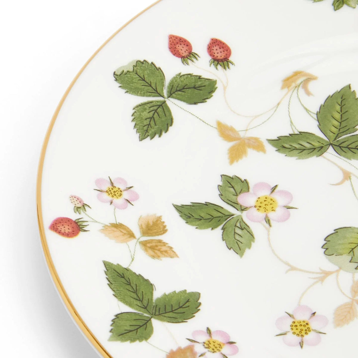 Detalle de los platos mostrando las ilustraciones de fresas silvestres de Wedgwood.