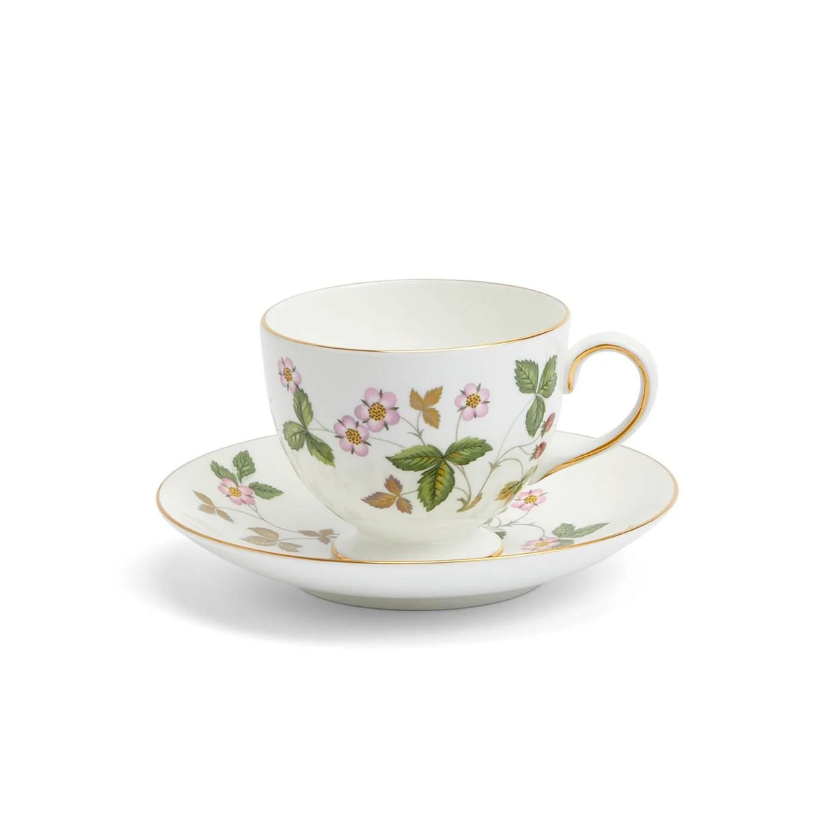 Vista en ángulo del juego de taza de té en forma de peonía con plato de la colección Wild Strawberry en Fine Bone China y oro de 22 quilates de Wedgwood en Oporto Mesa y Cocina.